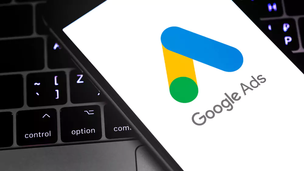 Panel de Google Ads con la creación de una campaña paso a paso